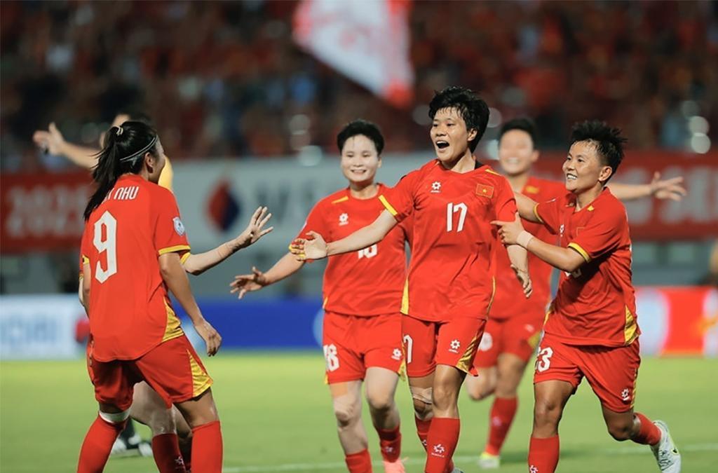 Tran Thi Thu Thao (No. 17) celebrates with her teammates after scoring the opening goal for Vietnam. (Photo: VNA)