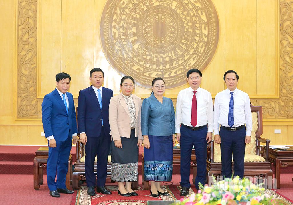 Provincial leaders receive Lao Ambassador to Vietnam.
