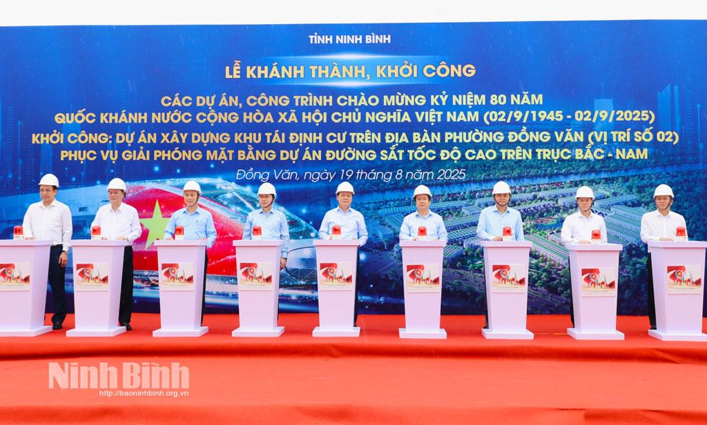 Deputy Prime Minister Tran Hong Ha attended and chaired the groundbreaking ceremony of a project on building resettlement areas (location 2) in Dong Van ward serving for site clearance of the North-South high-speed railway project.