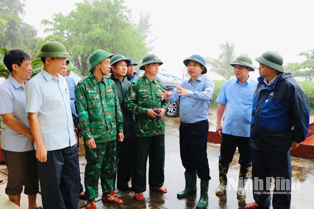 Secretary of provincial people committee Truong Quoc Huy inspect preparedness for the typhoon in Con Noi border station.