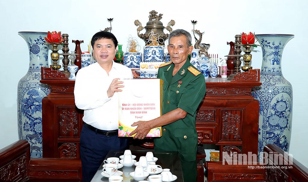 The Secretary visits and presents gift to Nguyen Thien Tinh, Hero of the People's Armed Forces in Residential Zone 2A, Phu Van ward.