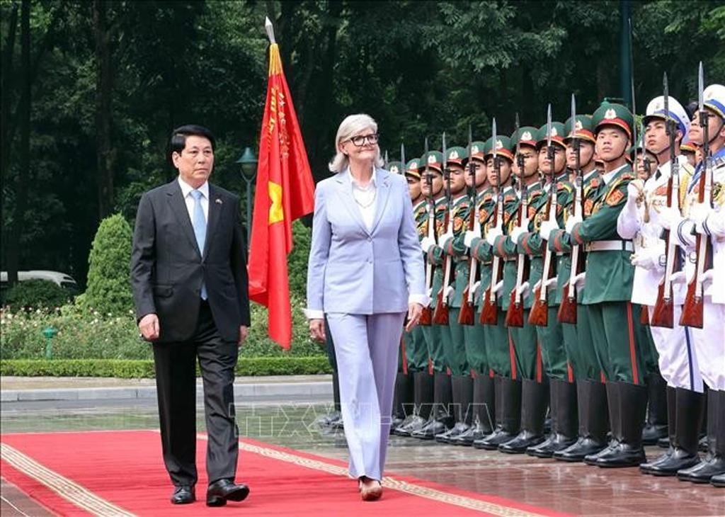 State President Luong Cuong (L) and Governor-General of Australia Sam Mostyn review the Guard of Honour of the Vietnam People’s Army at the welcome ceremony in Hanoi on September 10, 2025. (Photo: VNA)