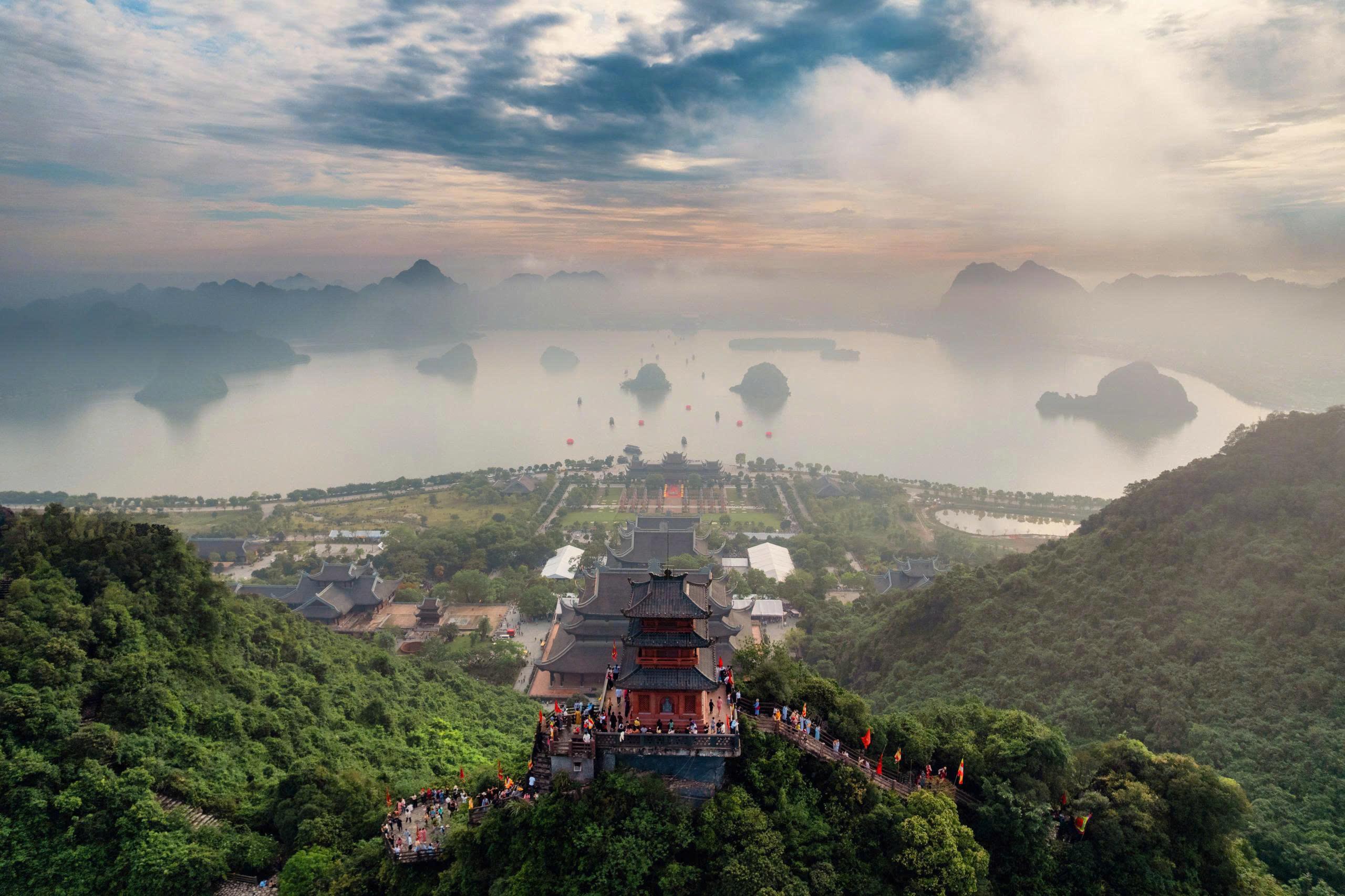 Tam Chuc complex boasts pristine and splendid landscapes with remarkable aesthetic values.