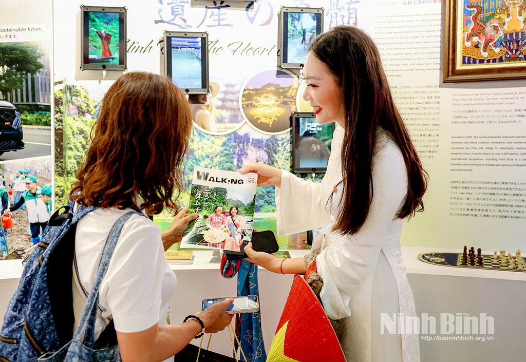 Japanese tourist visit Ninh Binh's booth at the 2nd Ninh Binh Tourism Promotion Conference in Osaka.