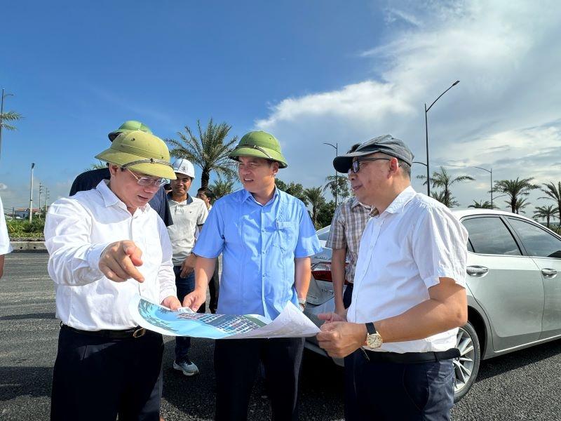 Deputy Minister of Construction Nguyen Van Sinh on October 4 led a working delegation to inspect and check the construction progress of social housing projects in Ninh Binh province.