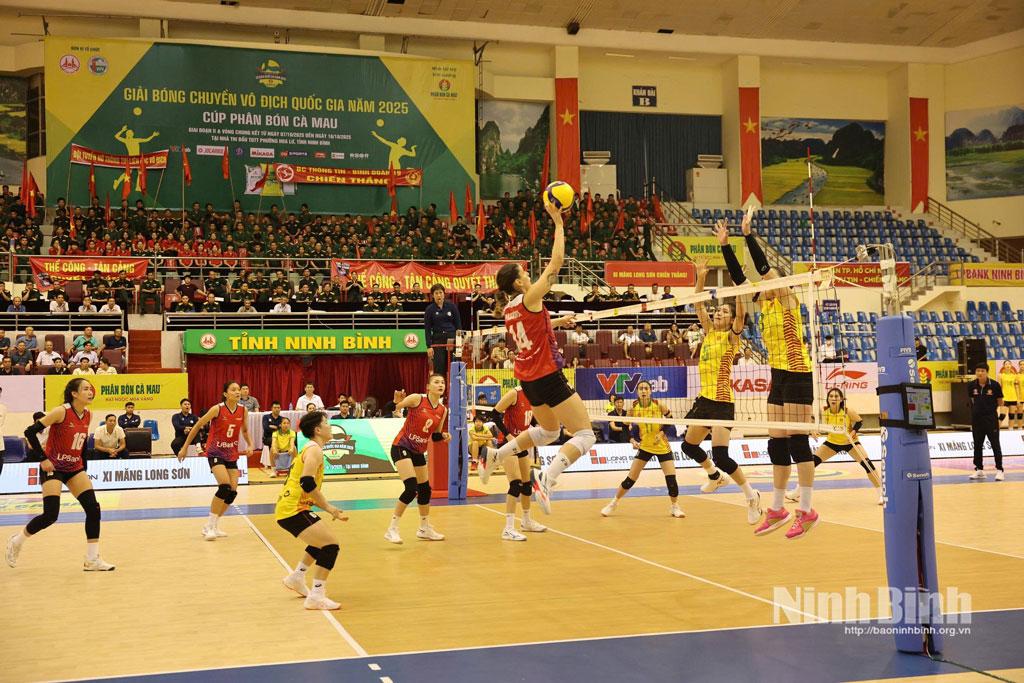 The competition between LPBank Ninh Binh and Dong Bac Information Service.