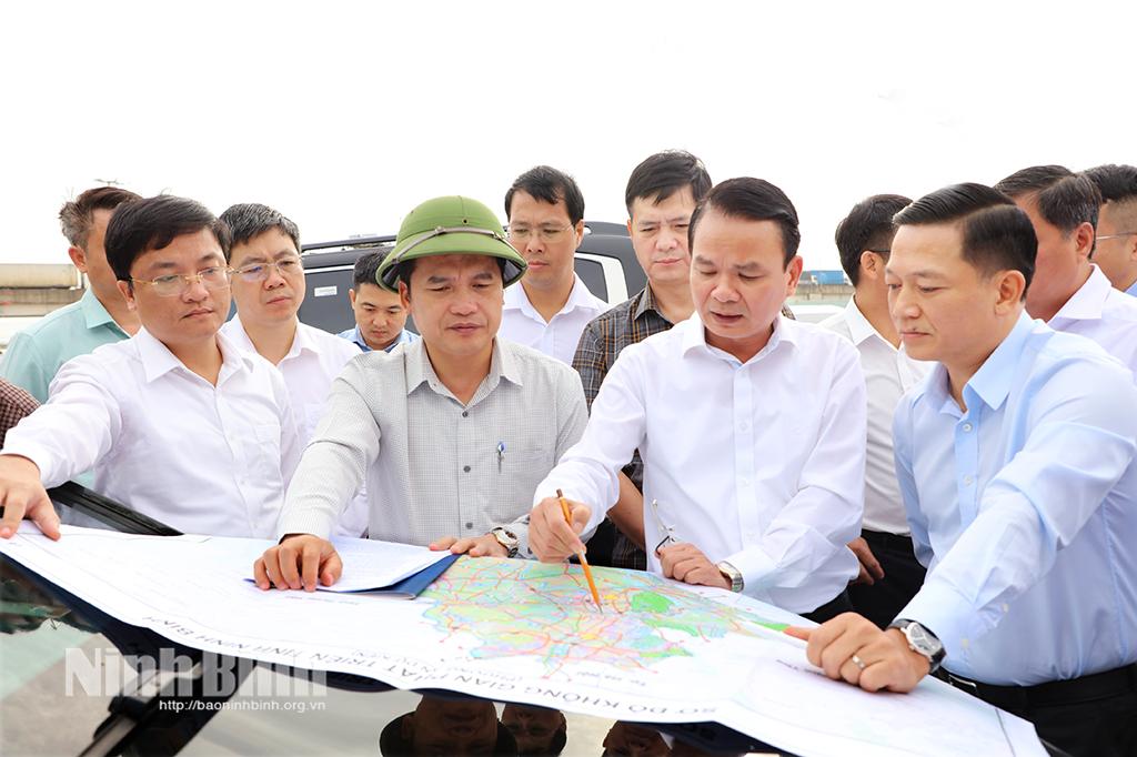 Secretary of the Ninh Binh provincial Party Committee Dang Xuan Phong inspects project on construction of the main axis road for socio-economic development in Ninh Binh province (Hoa Lu - Nam Dinh).