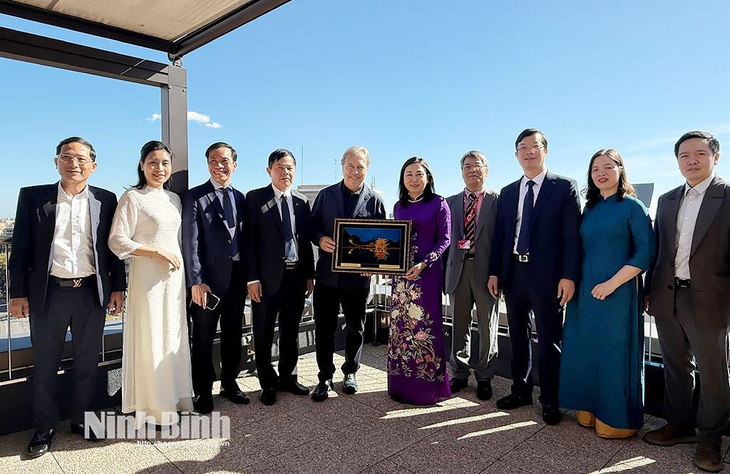 The Ninh Binh delegation presents souvenir gift to Barcelona Chamber of Commerce.