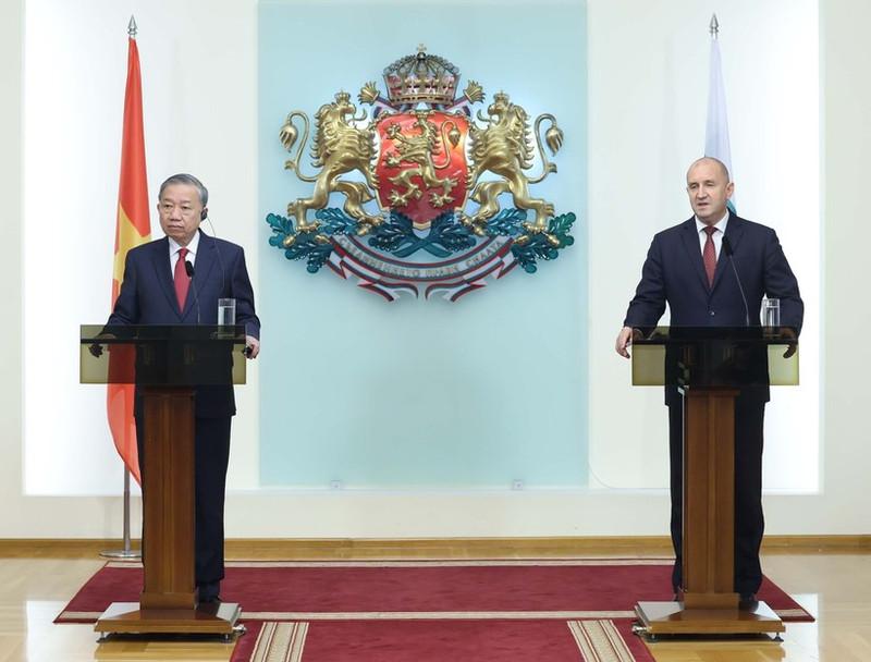 General Secretary of the Communist Party of Viet Nam Central Committee To Lam (L) and Bulgarian President Rumen Radev at the press briefing in Sofia on October 23. (Photo: VNA)
