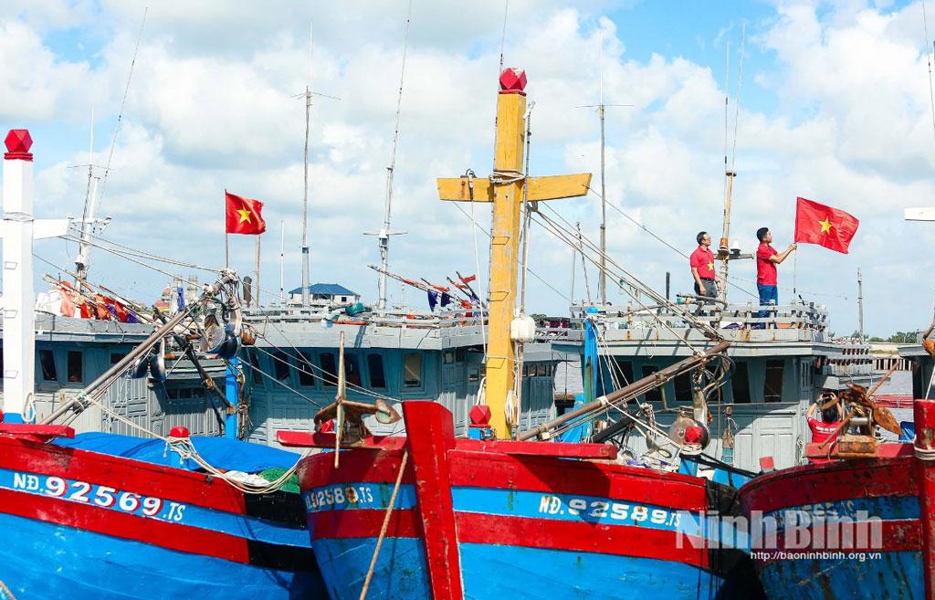 Fishmen in Hai Thinh commune prepare to fish offshore.