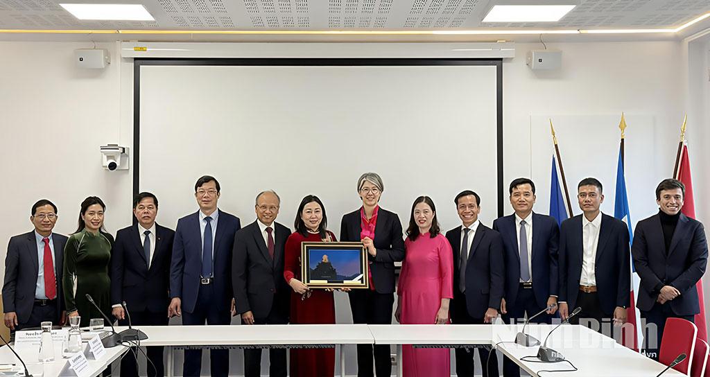 The delegation take photo with the Movement of the Enterprises of France (MEDEF).