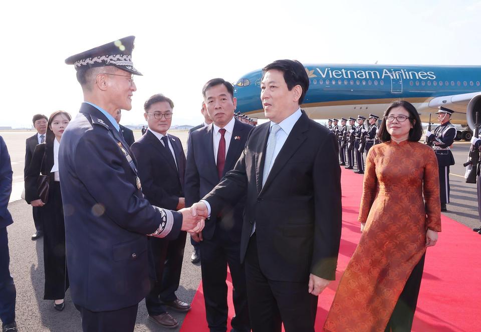 RoK delegates welcome State President Luong Cuong at Gimhae Air Base in Busan (RoK).