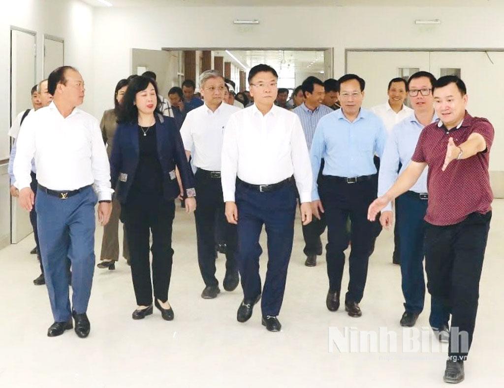 Deputy PM Le Thanh Long inspects second establishment of Viet Duc Hospital in Ninh Binh.