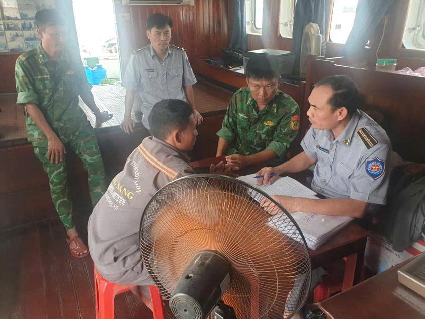 Competent agencies disseminate owners of fishing vessels on anti-IUU fishing rules at sea.