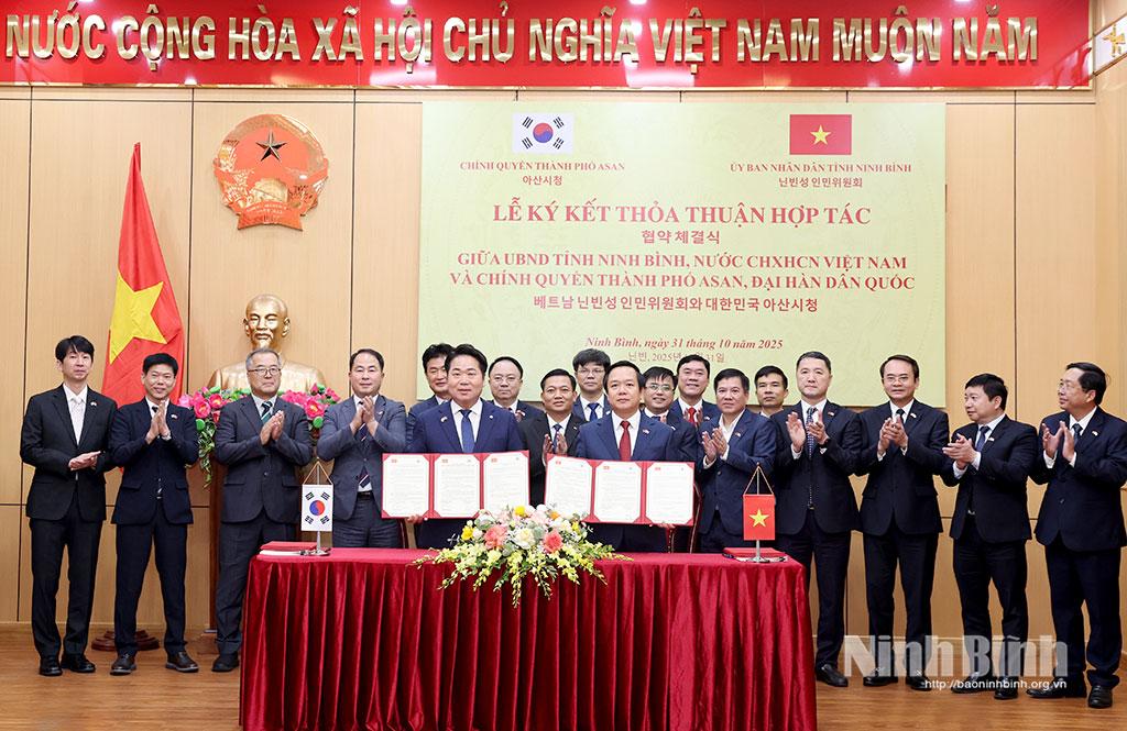The Ninh Binh provincial People's Committee and Asan city’s administration signed two cooperation agreements.