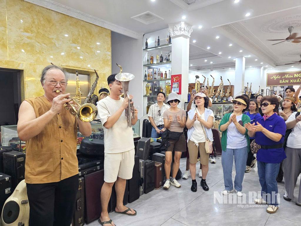 Foreigners visit trumpet making village in Ninh Binh.