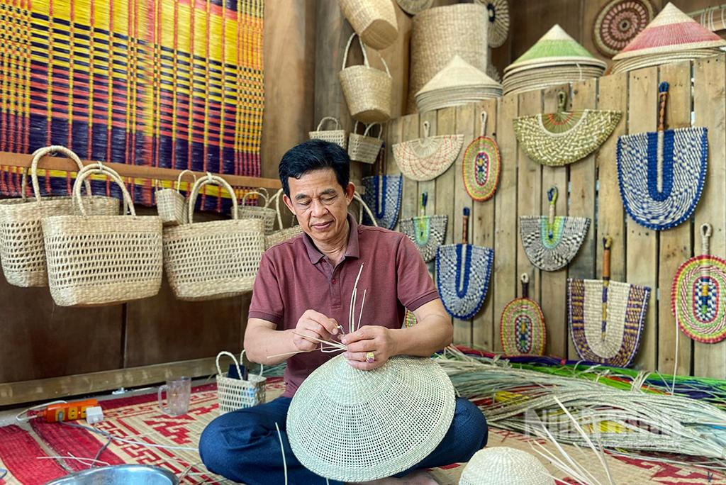 Making sedge products in Kim Son commune.