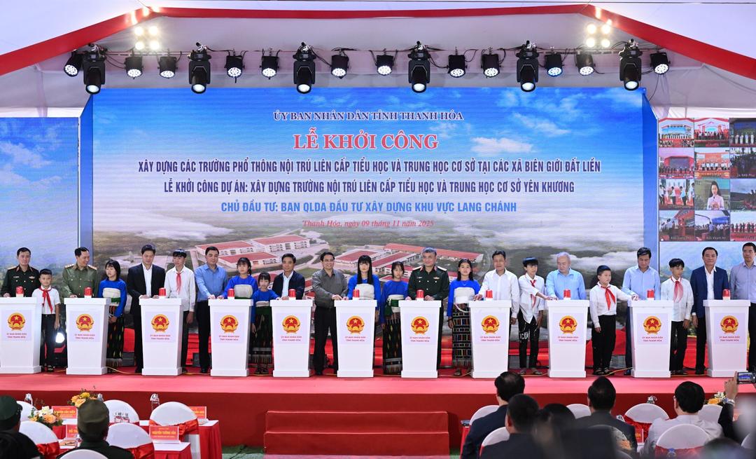 Prime Minister Pham Minh Chinh and delegates perform the groundbreaking ritual.