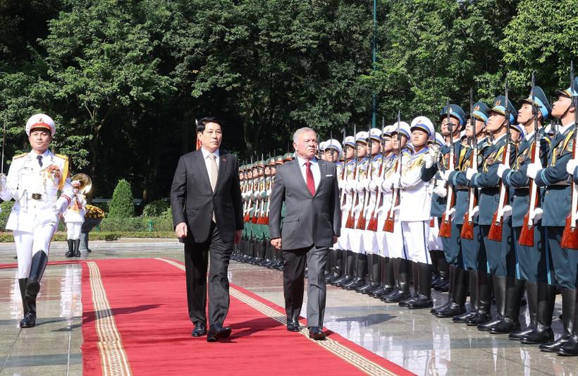 State President Luong Cuong (L) and King Abdullah II Ibn Al Hussein of the Hashemite Kingdom of Jordan inspect the guard of honour. (Photo: VNA)