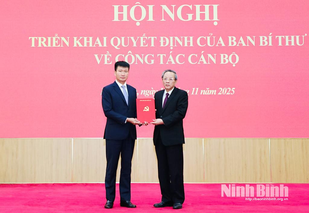 Hoang Dang Quang, Vice Chairman of the Party Central Committee’s Organisation Commission, presented the decision of the Party Central Committee’s Secretariat to Tran Huy Tuan, Deputy Secretary of the Ninh Binh provincial Party Committee.
