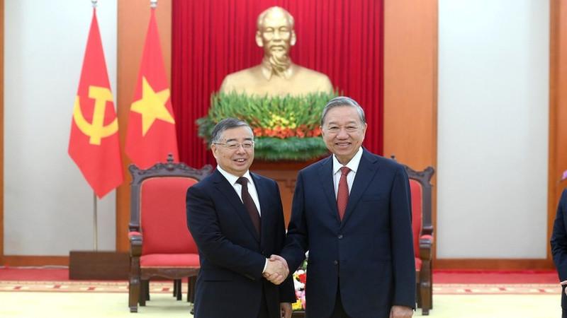 General Secretary of the Communist Party of Viet Nam Central Committee To Lam (R) receives Li Shulei, Politburo member, Secretary of the Communist Party of China Central Committee’s Secretariat, and Head of the CPC Central Committee’s Publicity Department. (Photo: NDO)