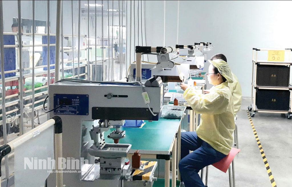 Labourers at UDE Vietnam Co., ltd in Thai Ha industrial zone in Bac Ly commune.