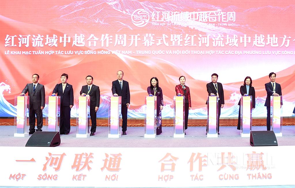 Leaders of the two sides press the buttons to inaugurate the Vietnam China Cooperation Week in the Red River basin and dialogues with localities of the two countries.
