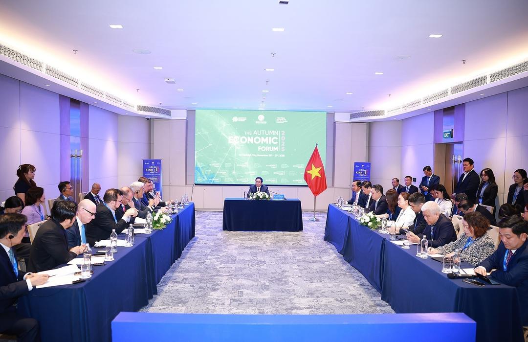 Prime Minister Pham Minh Chinh speaks at the working session with representatives from foreign enterprises in the financial sector (Photo: VNA)