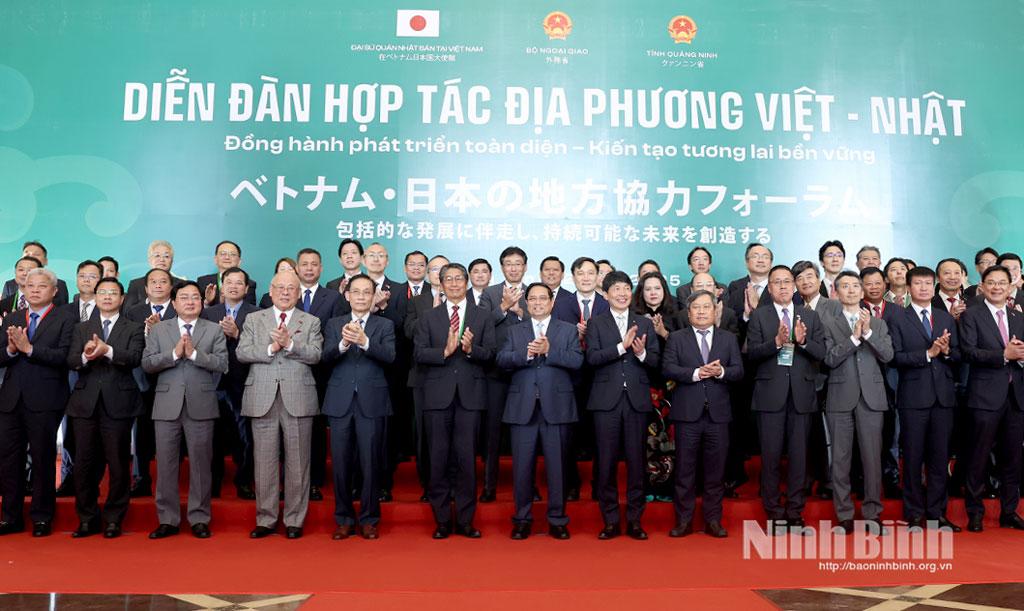 Prime Minister Pham Minh Chinh and delegates who attend the Vietnam-Japan Local Cooperation Forum in Quang Ninh province.