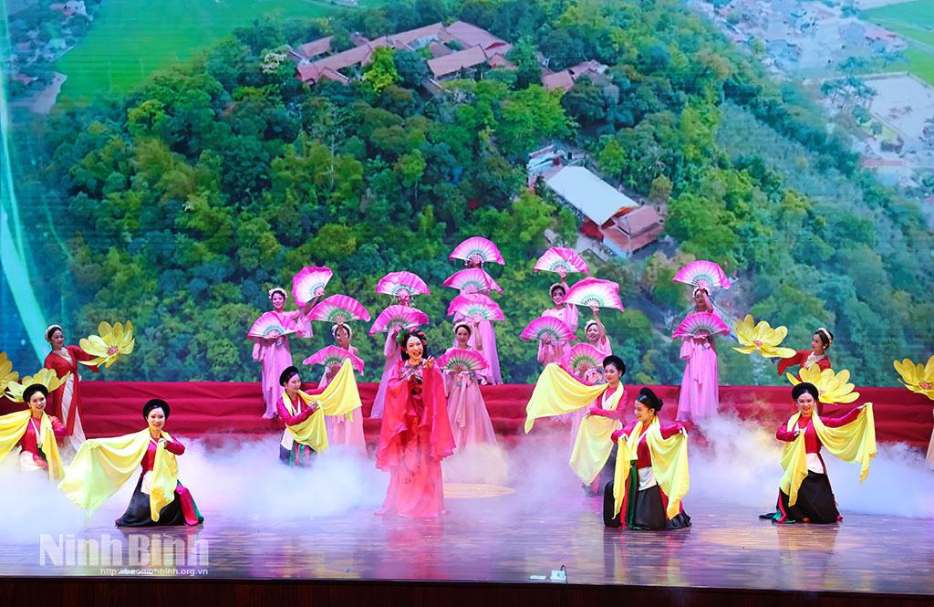 An artistic performance at the closing ceremony.