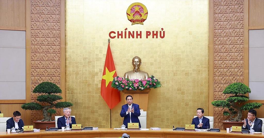 PM Pham Minh Chinh chairs the Government’s regular meeting on December 6. (Photo: VNA)
