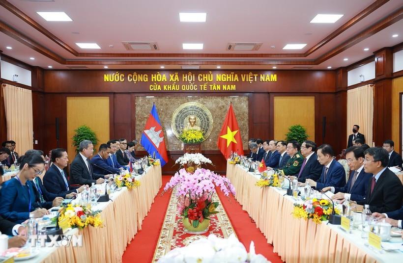 The talks between Prime Minister Pham Minh Chinh and his Cambodian counterpart Hun Manet in Tay Ninh province on December 8 (Photo: VNA)