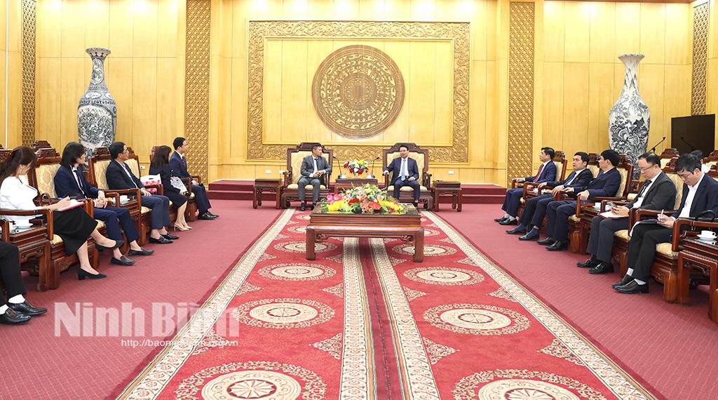 Secretary of the provincial Party Committee Dang Xuan Phong (right) receives a joint venture between Terra Vietnam JSC and Japan’s Daiwa House Industry Co. Ltd.