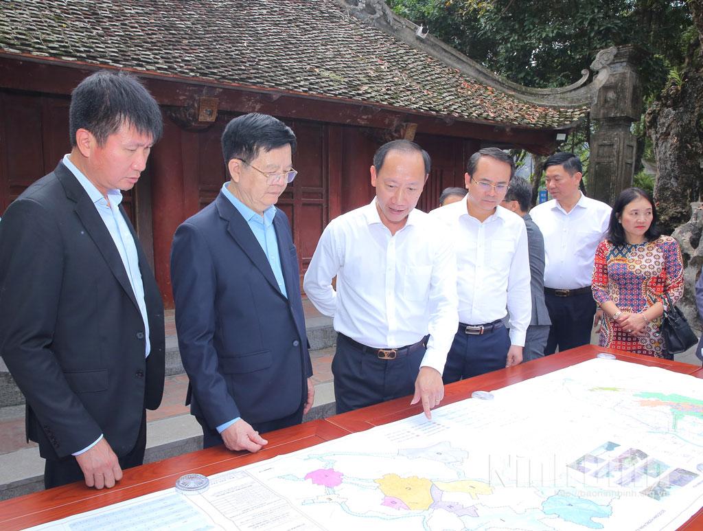 Deputy PM Mai Van Chinh inspects planning scheme for preservation of Hoa Lu Ancient Capital.