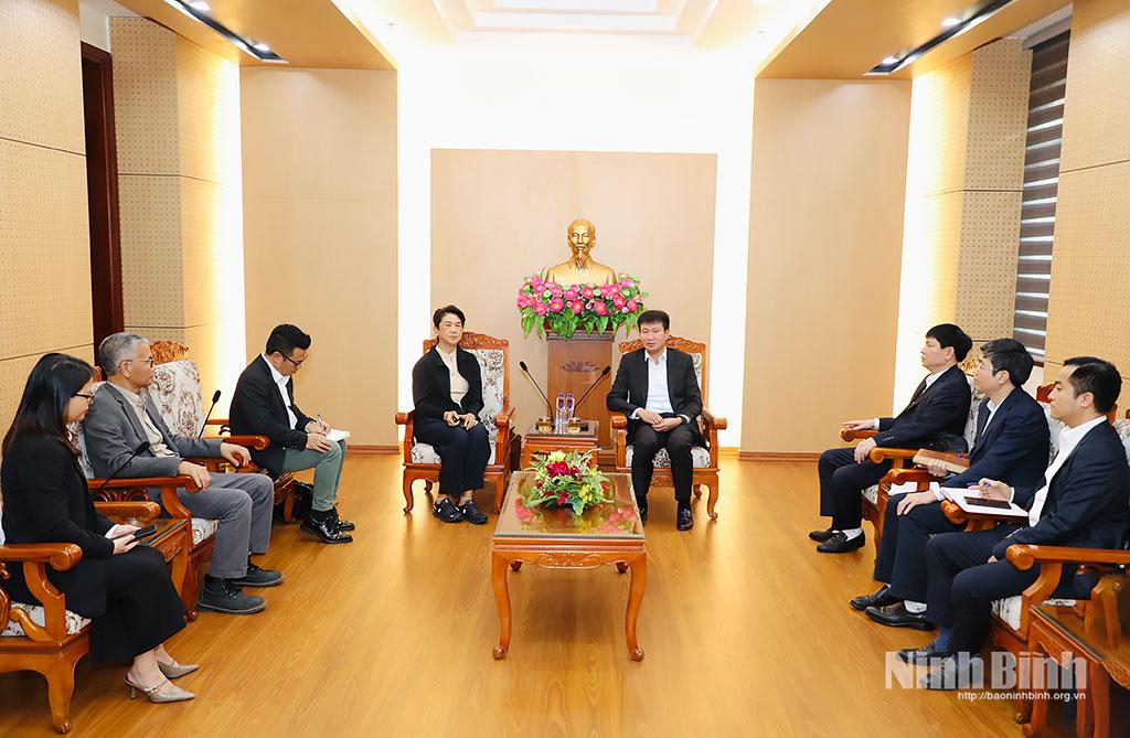 ran Huy Tuan, Chairman of the provincial People's Committee held a meeting with Somhatai Panichewa, CEO of Amata Vietnam PCL.