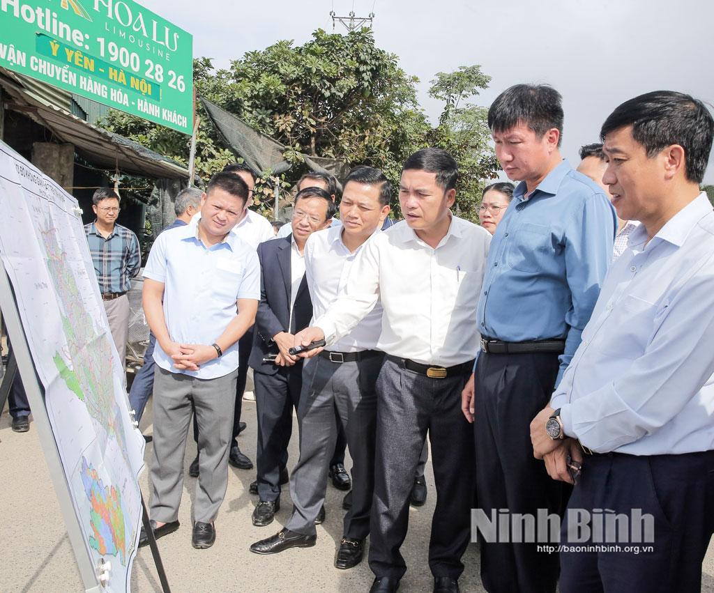The delegation inspects at the Cao Bo interchange area.
