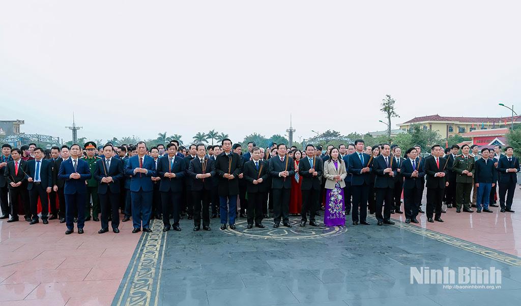 Delegation of the CPVCC’s Commission for Internal Affairs offers incense at the General Secretary Truong Chinh Memorial House in Xuan Hong commune.