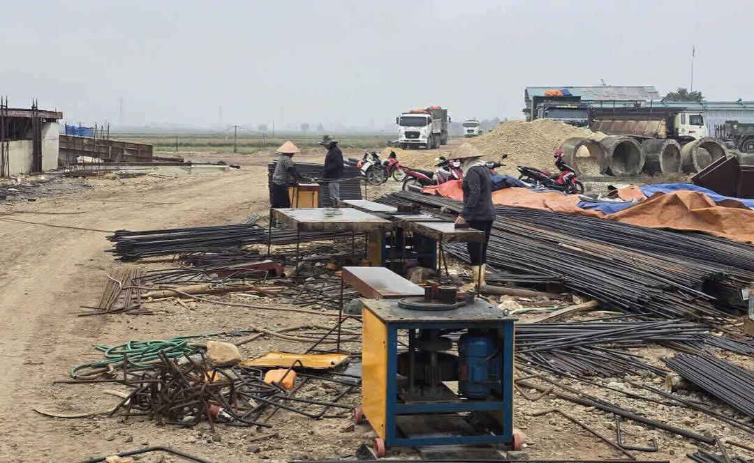 Bustling atmosphere at construction sites of the Ninh Binh - Hai Phong expressway.
