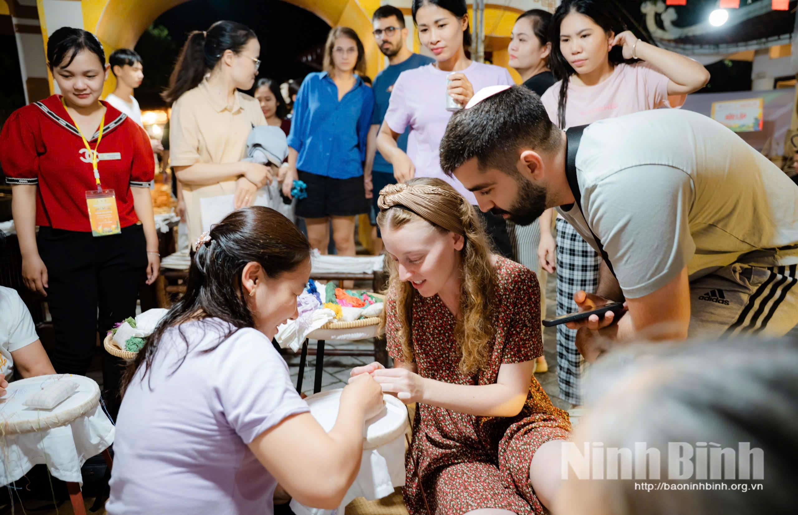 Foreign visitors in Tam Coc.