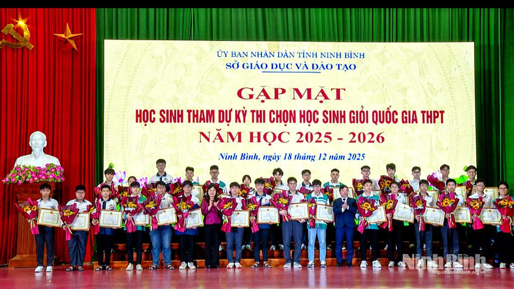 Chairmen of provincial people's committee congratulates students participating the Contest.