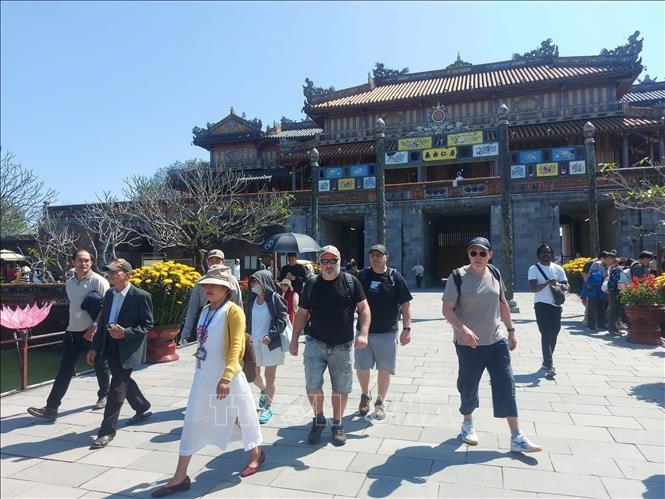 Visitors at the Hue Imperial Citadel in Hue city (Photo: VNA)