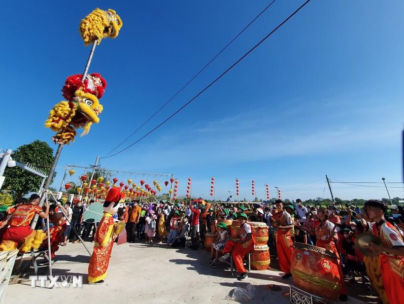 A lion dance performance on Ong Lang street. Can Tho welcomes visitors to the city during the Lunar New Year holiday. (Photo: VNA)