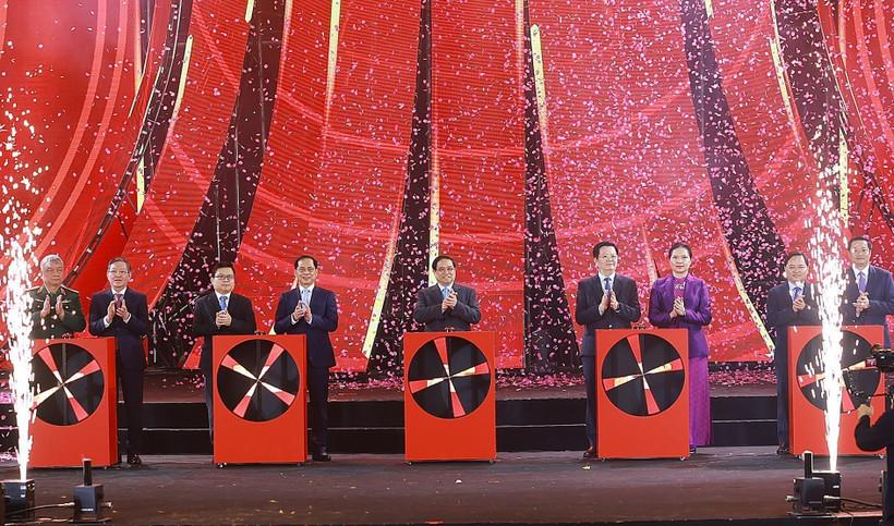 PM Pham Minh Chinh and delegates kick off the first Glorious Spring Fair 2026 (Photo: VNA)