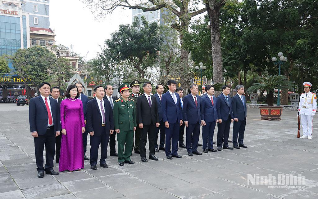 The delegation offered incense in commemoration of fallen soldiers at Nam Dinh Martyr Memorial Monument in Nam Dinh ward.