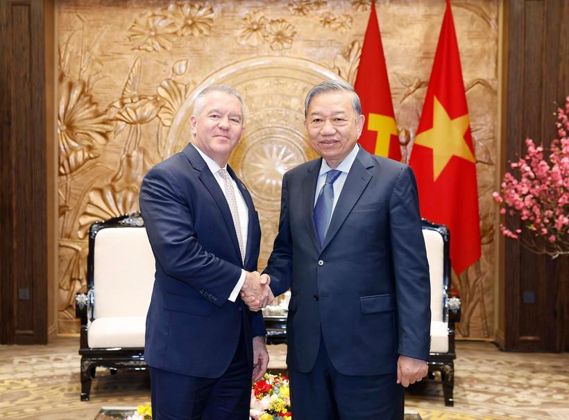 Party General Secretary To Lam (right) receices US Assistant Secretary of State for East Asian and Pacific Affairs Michael DeSombre in Hanoi on February 13. (Photo: VNA)