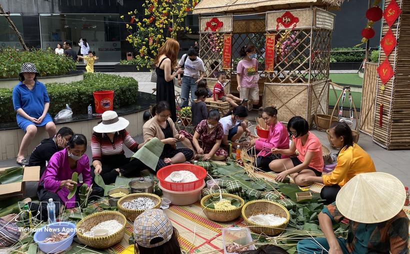 Residents of An Phu apartment complex in Thu Duc, Ho Chi Minh City gather to wrap banh chung in preparation for the Lunar New Year. (Photo: VNA)