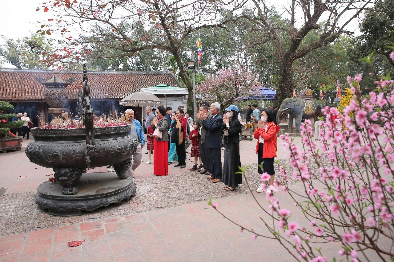 Visiting temples, communal houses, and pagodas at the start of the year, especially during Tet holiday, is a longstanding cultural tradition of the Vietnamese people, passed down through generations.