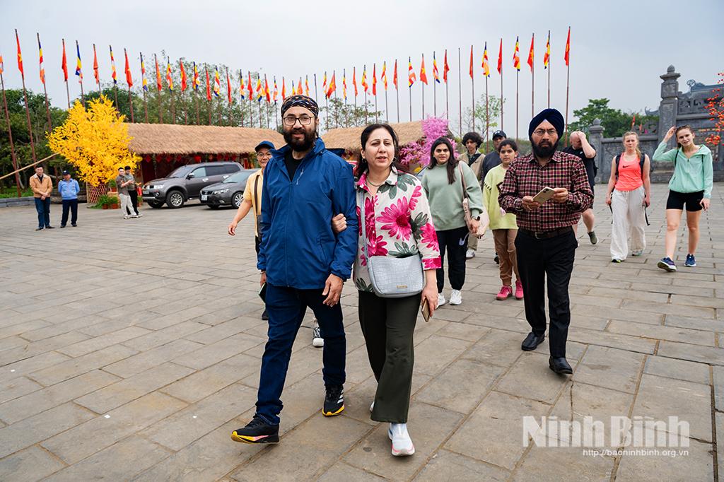 Foreign visitors at Bai Dinh pagoda.