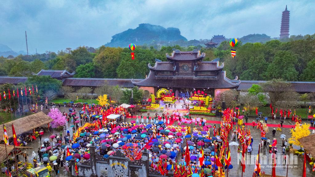 Thousands flock to Bai Dinh pagoda festival 2026.