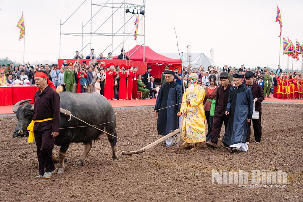 The festival reinacts the image of King Le Dai Hanh going down to the fields with the hope of a favourable year of wind and rain with a bountiful harvest.